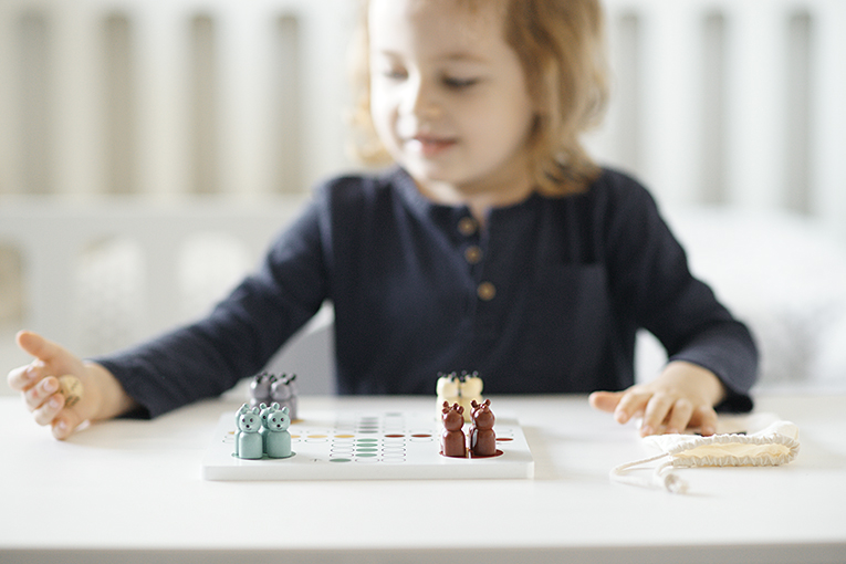 dřevěné hračky, člověče nezlob se Kids Concept, hračky pro tříleté děti, jak zabavit čtyřleté dítě