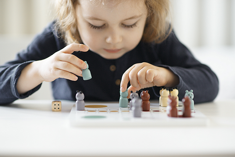 dřevěné hračky, člověče nezlob se Kids Concept, hračky pro tříleté děti, jak zabavit dítě